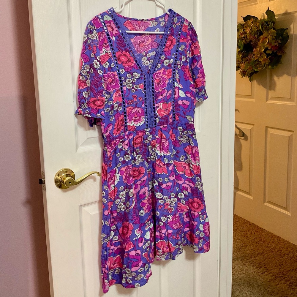 Boutique Dress Extra Large Floral V-Neck Short Sleeve Dress in Purple and Pink - Picture 4 of 5